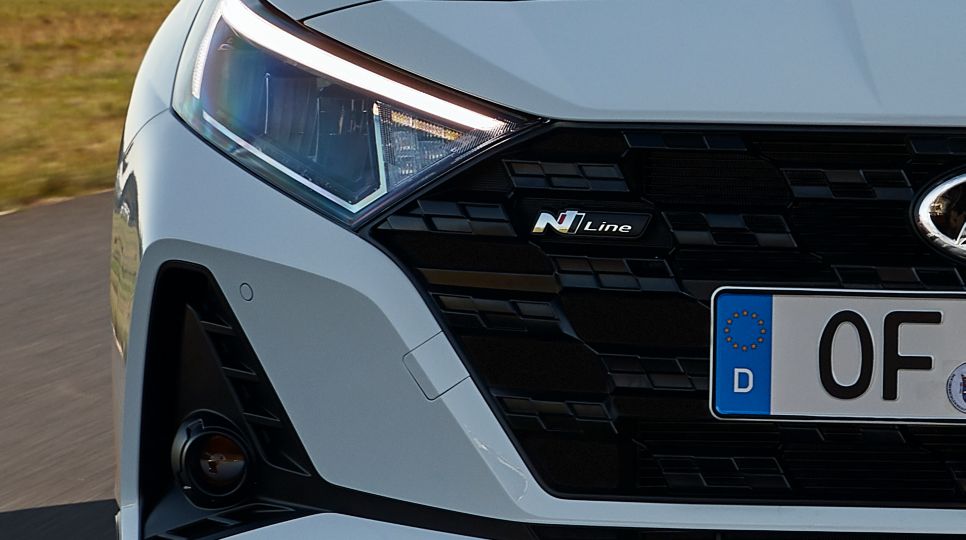 Detail masky chladiče nového Hyundai i20 N Line s ikonickým logem.